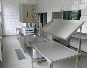 Edelstahlmöbel in einer Großküche