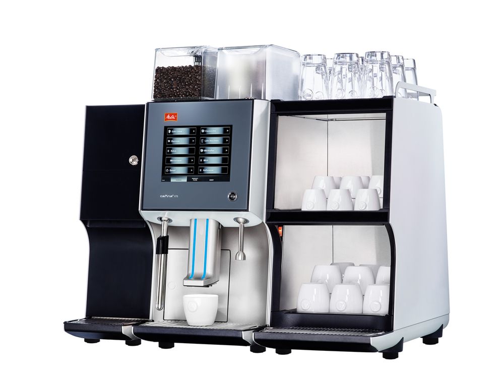 Kaffeemaschine auf einem weißen Hintergrund